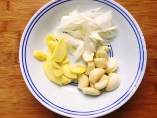 3、麻辣小龙虾,开始剥大蒜,喜欢大蒜味的可以多剥一些大蒜,再把大葱洗净切好,姜洗净去皮切片。