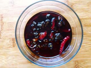 5、麻辣小龙虾,准备好四川麻辣小龙虾调料。