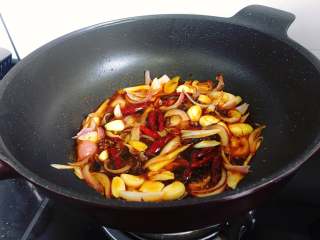 8、麻辣小龙虾,接着加入麻辣小龙虾调料,翻炒均匀。