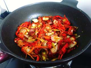 9、麻辣小龙虾,紧接着倒入过油备用的小龙虾进行翻炒。