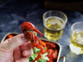 14、麻辣小龙虾,小龙虾配啤酒,真过瘾!