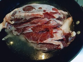 2、#辣味#凉拌酱牛肉牛筋,将泡过水的牛腱子,焯水,冷水下锅,水开后捞出,用冷水反复冲洗,将牛腱子上的杂质冲洗干净。