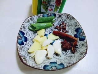 3、#辣味#凉拌酱牛肉牛筋,准备香料。