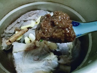 5、#辣味#凉拌酱牛肉牛筋,加入豆瓣酱。