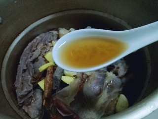 6、#辣味#凉拌酱牛肉牛筋,加入料酒。