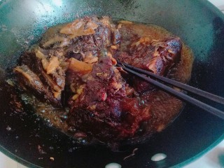 11、#辣味#凉拌酱牛肉牛筋,连汤汁一起倒入炖锅中大火收汤,不要不全部将汤收干,留有三分之一的汤。