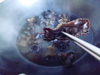 16、#辣味#凉拌酱牛肉牛筋,将泡发的木耳焯水,水烧开后将木耳倒入锅中,大火1分钟,捞出过冷水。(这样木耳会很脆)