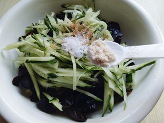 24、#辣味#凉拌酱牛肉牛筋,加入鸡粉提鲜。