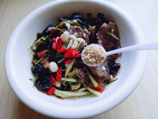 28、#辣味#凉拌酱牛肉牛筋,最后加一勺熟白芝麻,拌均匀即可食用。