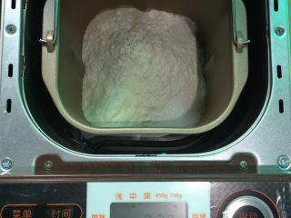 1、淡奶油软欧包,所有材料都称好，将所有的材料都投进东菱智能面包机T06S-W