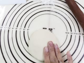 7、淡奶油软欧包,取出一个面团，稍微把周边按拍开