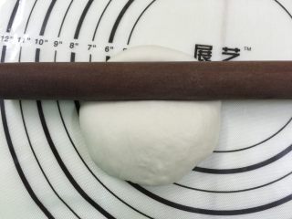 8、淡奶油软欧包,再用擀面杖压出三角形