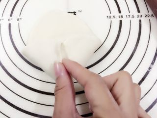 10、淡奶油软欧包,翻面，再把擀平的面对折捏紧即可