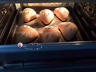 15、淡奶油软欧包,出炉的状态，出炉时，把我家宝宝惊艳了一下，异口同声的说好美啊