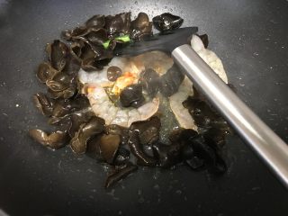6、木须大虾,另起锅，加油，热后下入木耳和大虾翻炒均匀。