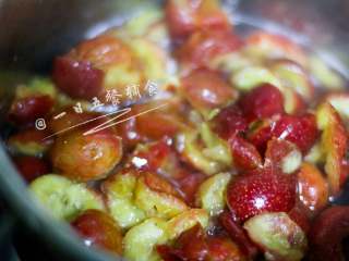 4、山楂酱&山楂糕&果丹皮 宝宝辅食，健胃消食,用中火煮软，过了12分钟，全都软啪啪了，水也漫上来了。