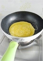 3、紫菜包饭,重新起锅，倒油烧热，倒入搅匀的鸡蛋液，中小火煎熟