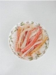 6、紫菜包饭,放凉后撕成条待用