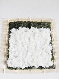 9、紫菜包饭,铺好的米饭要用手压平，米饭不要铺满，要留一小条紫菜不铺米饭