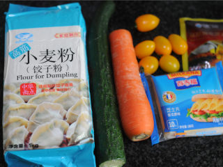 1、蒸饼卷菜,所有的食材准备好