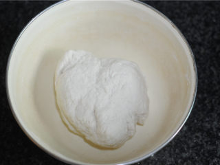 2、蒸饼卷菜,面粉用温水和成稍软的面团，盖上保鲜膜醒发三十分钟以上