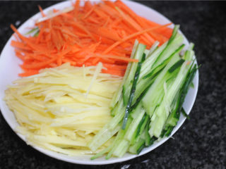 3、蒸饼卷菜,醒发面团的时候准备卷菜：喜欢的蔬菜切丝