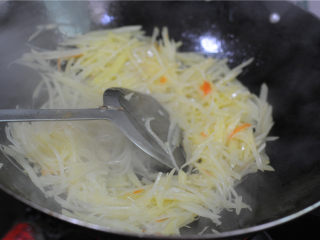 6、蒸饼卷菜,油锅烧热，将土豆丝炒至八成熟