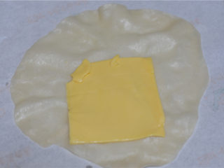 11、蒸饼卷菜,取出一张饼，将芝士片摆在饼中间