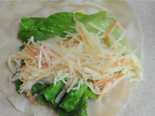 12、蒸饼卷菜,依次放上生菜和蔬菜丝
