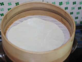 10、蒸饼卷菜,烧开水，将饼放入蒸笼里盖上锅盖，中火蒸，锅里一边蒸，这边继续擀饼，擀好一张饼，开盖后摞在刚才那张饼上，盖好锅盖继续蒸，如此继续，直到完全蒸完。所有的饼一直是一张摞一张，不要取出，等最后一张饼蒸熟后一起取出，将蒸好的饼倒扣在盘子上，揭掉纱布，一张一张揭开饼，一点也不沾，而且不用抹油