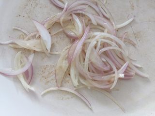 2、红薯千层烘蛋饼-甜甜的,香香的,滑滑的,不粘锅中火热锅,加入橄榄油,洋葱,不断翻炒2-3分钟直至洋葱开始变黄变软。