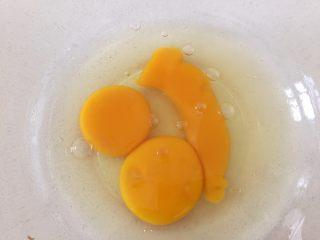 5、红薯千层烘蛋饼-甜甜的,香香的,滑滑的,准备一个大碗,把鸡蛋打入