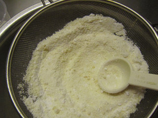 3、法式甜点马卡龙,如果不易过筛,可以用勺子背碾压混合粉末,使它们更快的通过筛网