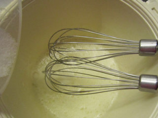 6、法式甜点马卡龙,蛋白打至粗泡状态时,加入细砂糖