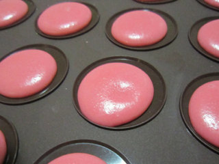 12、法式甜点马卡龙,挤好的马卡龙自然风干晾至表皮摸上去不粘手,并形成了一层硬硬的壳就可以烤了,我是凉了40分钟