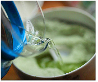 6、抹茶凉粉,加入200ml凉水