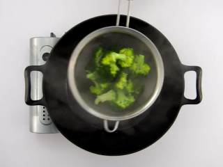 12、番茄烧菜 竟也有那么多小技巧,3-2 西兰花焯水一分钟，捞出沥干