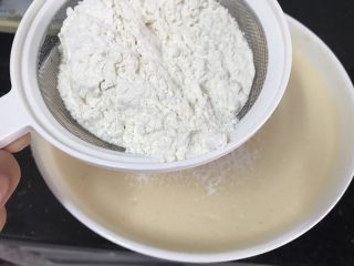 10、蒸蛋糕～喜欢你是“蒸”的,先筛入一半的低筋面粉，以切拌或翻拌手法，搅拌均匀（切记：千万不能打圈搅拌，非常容易消泡以至蛋糕变蛋饼）