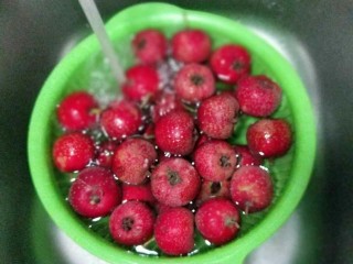 1、#儿时的记忆#冰糖葫芦,首先将山楂洗干净，捞出淋干水份。