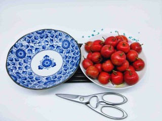 2、#儿时的记忆#冰糖葫芦,准备一个大口器具，和一把食品剪刀。