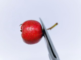 3、#儿时的记忆#冰糖葫芦,将山楂蒂剪掉。