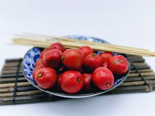 4、#儿时的记忆#冰糖葫芦,依次做完的山楂，准备好竹签。（如果没有这种长竹签的话，也可以用牙签代替，那样就不能串了，只能一根牙签扎一个山楂）建议还是用这种长竹签，如果用牙签，裹糖的步骤容易烫手。