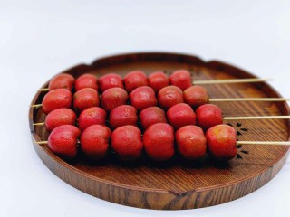 5、#儿时的记忆#冰糖葫芦,糖葫芦，用竹签串。