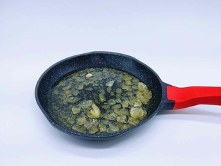 9、#儿时的记忆#冰糖葫芦,将开水和冰糖倒入不粘锅中。（一定要开水融化冰糖，冰糖和水的比例是1:1）