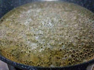 10、#儿时的记忆#冰糖葫芦,中火烧开，使冰糖彻底融化，转小火慢熬。切记:不要用铲子搅拌！