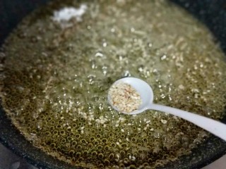 11、#儿时的记忆#冰糖葫芦,撒入少许熟白芝麻再锅中。（不喜欢的可以不放）