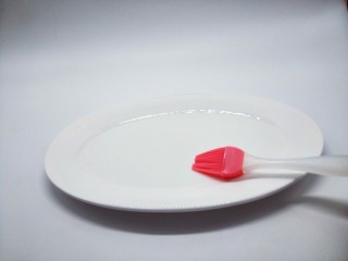 13、#儿时的记忆#冰糖葫芦,将放冰糖葫芦的盘子刷上少许玉米油。（这样是避免糖粘盘子上，不容易取下来）