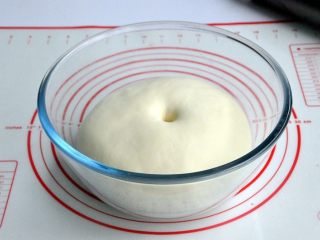 5、蔓越莓吐司布丁,将面团发酵至2.5倍大，用手戳一下不会反弹也不会下陷即可。