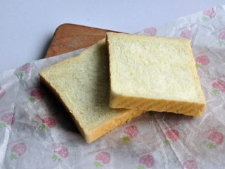 11、蔓越莓吐司布丁,出炉后立即脱模，在晾架上散热，取出后最好先侧放一会儿，以免凹腰，待完全凉透再切片