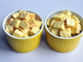 17、蔓越莓吐司布丁,待吐司块充分吸收蛋奶液后捞出放入焗碗，剩余的少量蛋奶液也可以一并倒入烤碗中。搅拌不打发。